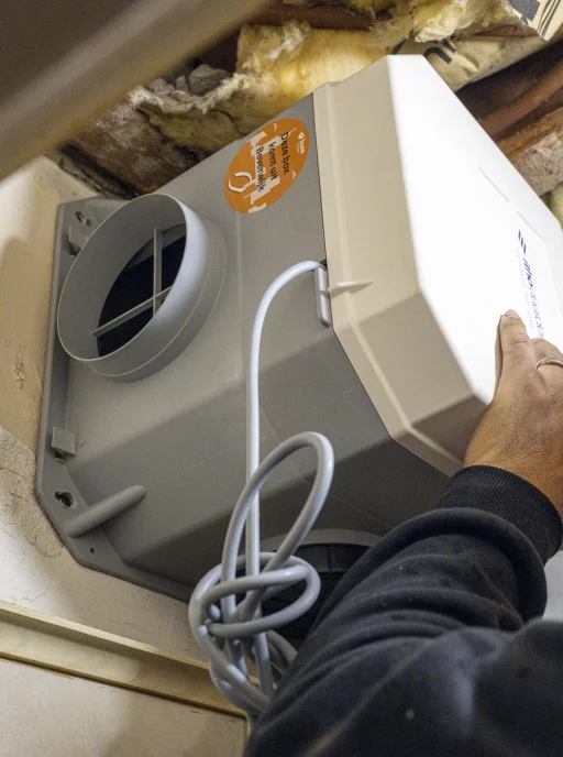 Plaatsen remanufactured ventilatiebox